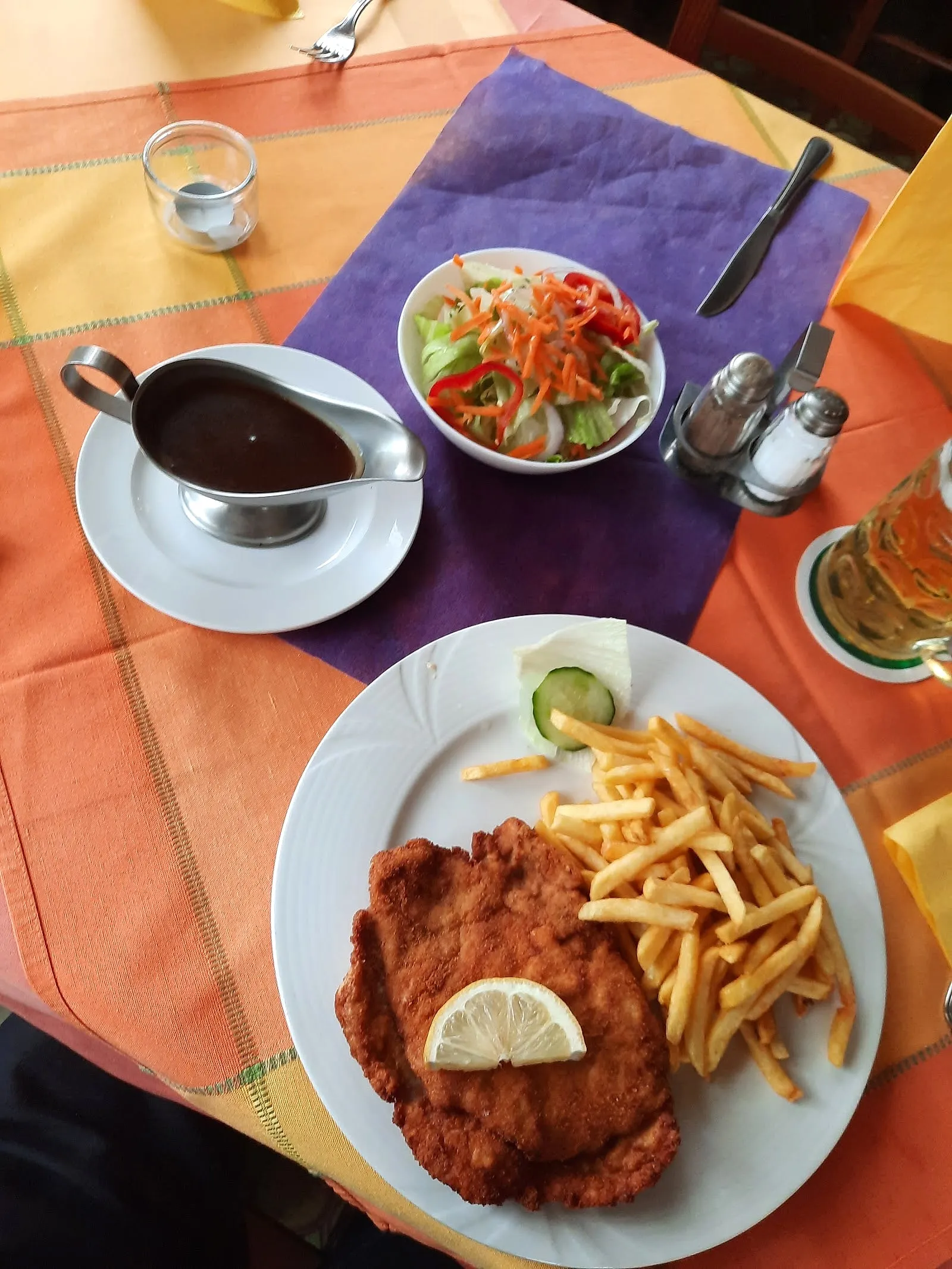 Wiener Schnitzel mit Pommes, Salat und Zitrone